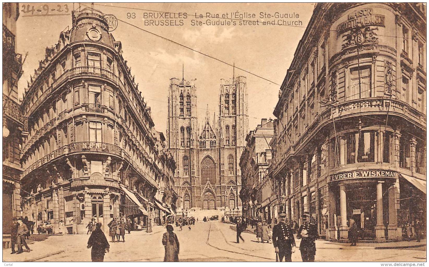 BRUXELLES - La Rue Et L'Eglise Ste-Gudule - Lanen, Boulevards