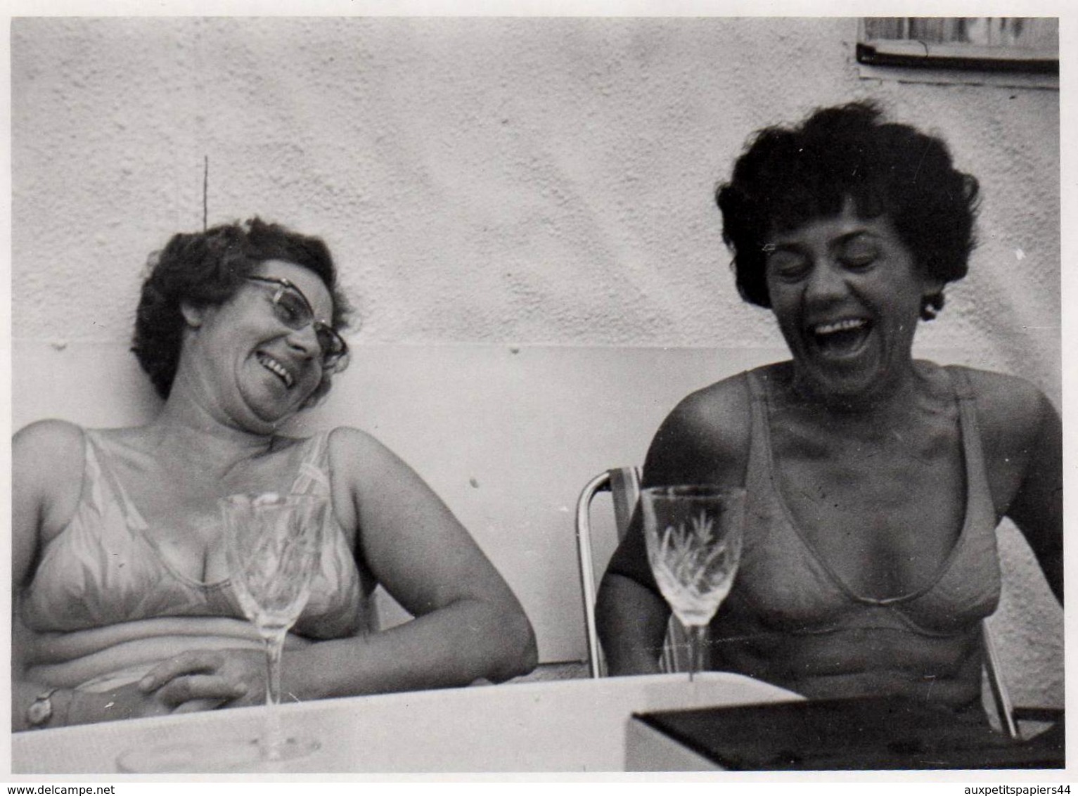 Photo Originale Portrait De Femmes En Maillots De Bains En Plein Fou Rire Devant Un Verre De Blanc Vers 1960/70 - Pin-up