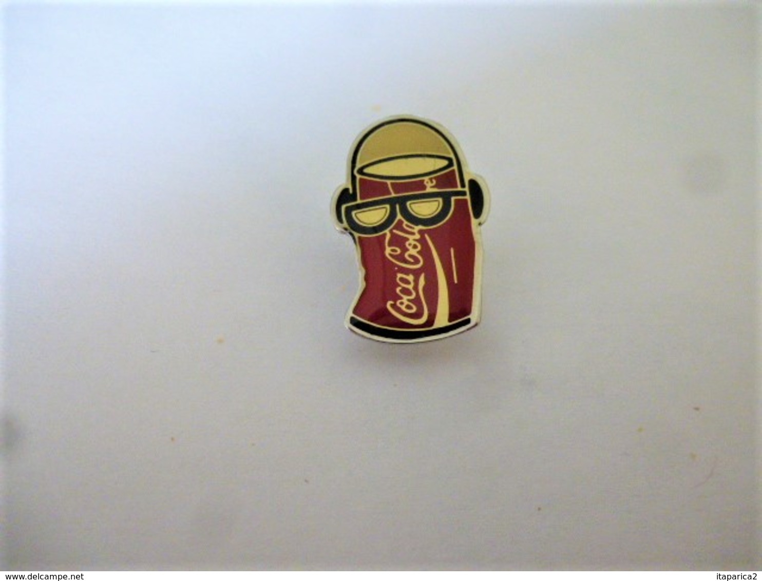 PINS COCA COLA CANETTE BOITE AVEC ECOUTEURS  WALKMAN ET LUNETTES DE SOLEIL / 33NAT - Coca-Cola