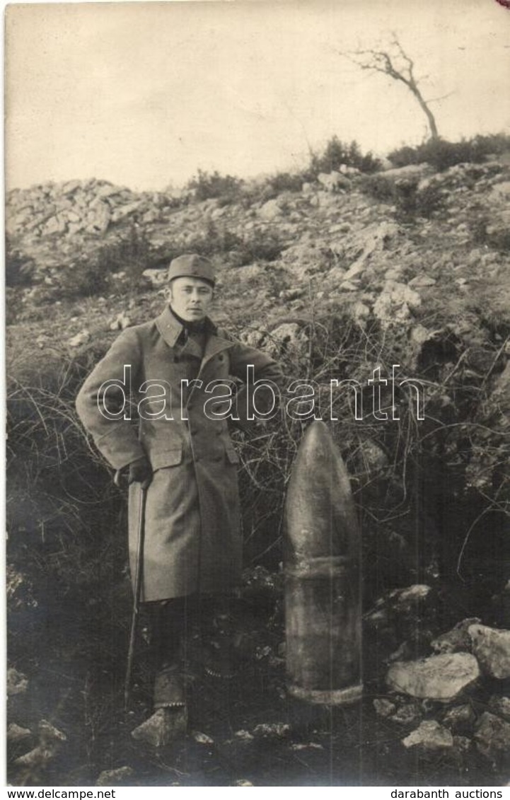 T2 Osztrák-magyar Katona Egy Olasz 30.5 Cm-es Fel Nem Robbant 'gránát' (löveg) Mellett / WWI Austro-Hungarian K.u.K. Sol - Unclassified