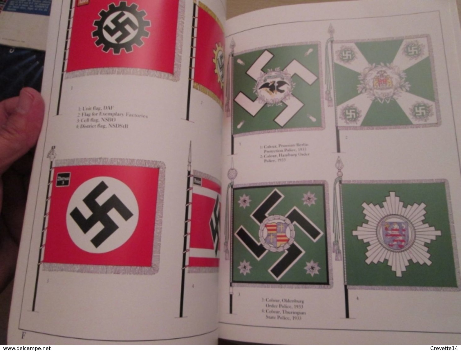 FANA2013 Revue  OSPREY : MENT AT ARMS N°278 FLAGS OF THE IIIrd REICH      48 Pages  ,  Texte En Anglais , Photos N&B , P - War 1939-45