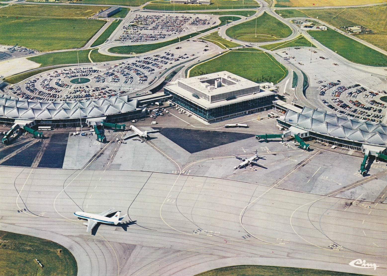 CPM  De  L' Aéroport  International De LYON-SATOLAS  (69)  -  Vue  Aérienne    //  TBE - Aerodromes