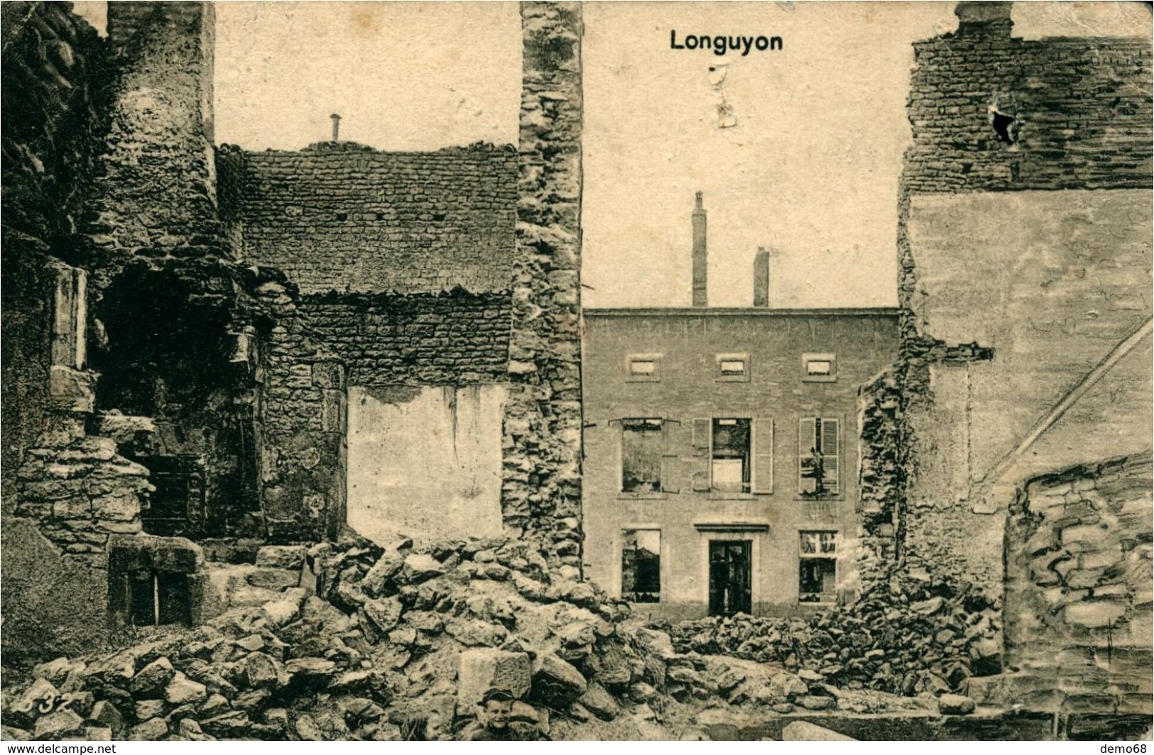 Longuyon CPA 54 Meurthe Et Moselle Ruines Deux Trous Dans La Carte (militaire?) - Longuyon