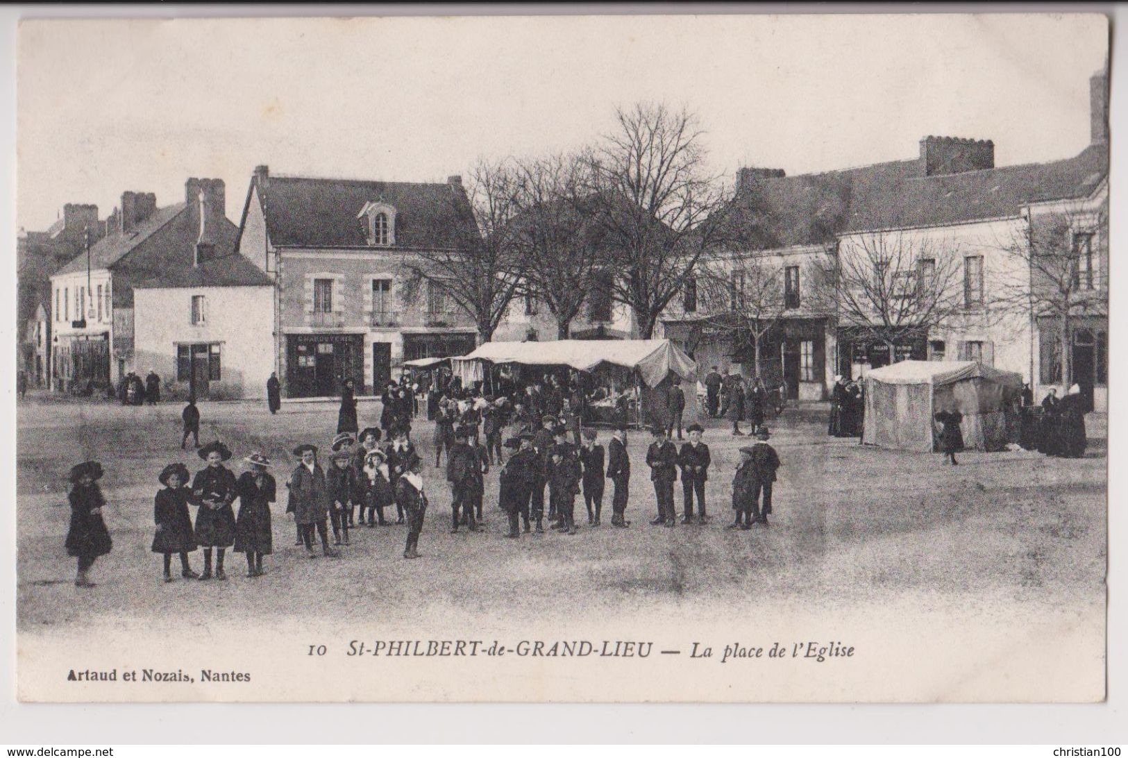 SAINT PHILBERT DE GRAND LIEU : PLACE DE L'EGLISE - CHARCUTERIE - PATISSERIE - BAZAR - UN MARCHE - ECOLIERS - 2 SCANS - - Saint-Philbert-de-Grand-Lieu