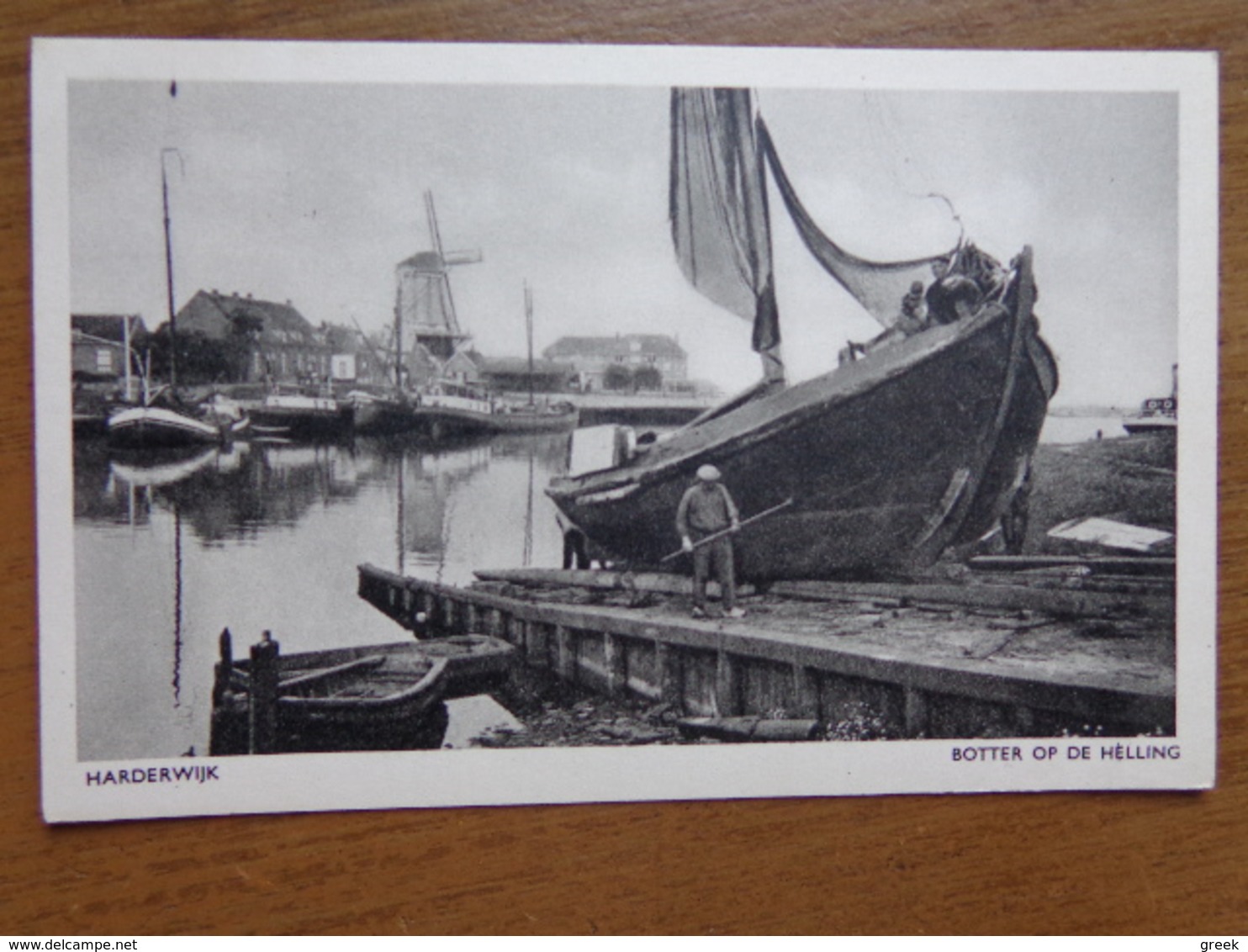 Nederland / Harderwijk, Botter Op De Helling (molen Op De Achtergrond) --> Onbeschreven - Harderwijk