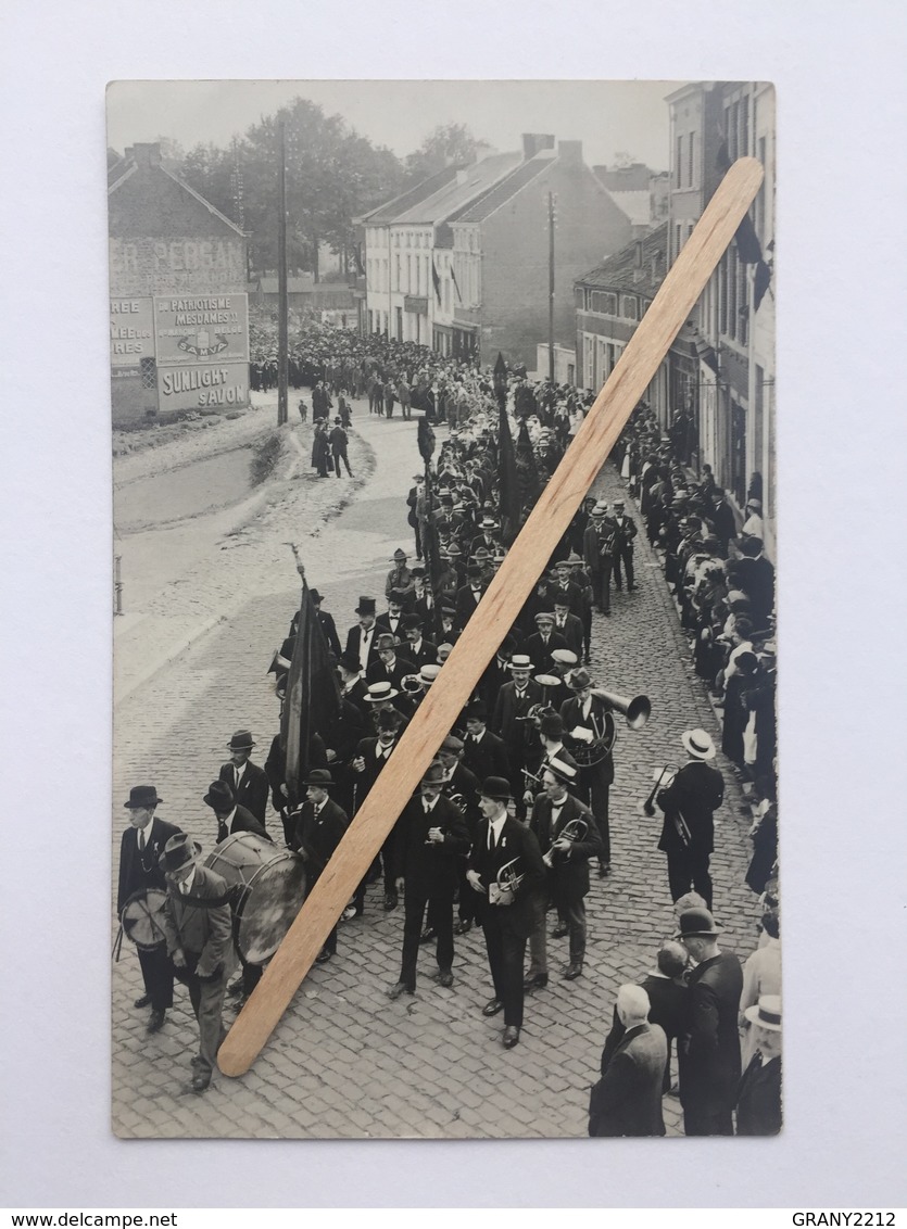 GENAPPE ,NIVELLES ,WATERLOO CARTE PHOTO » CORTÈGE RUE DE CHARLEROI « Musicien,Saxophone ,Trompette ,Publicité Sunlight . - Genappe