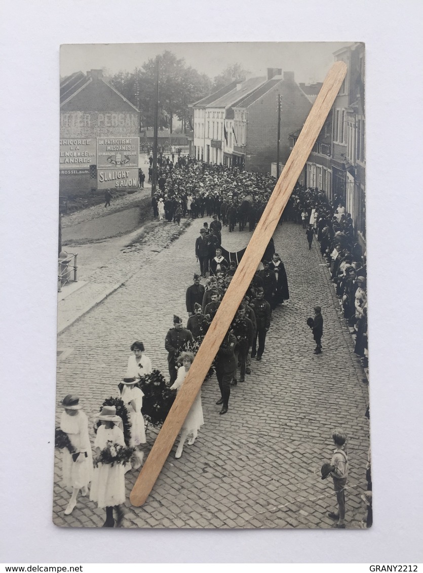 GENAPPE,NIVELLES,WATERLOO CARTE PHOTO »CORTÈGE RUE DE CHARLEROI »Enterrement  Soldats ,gerbes Fleurs,Publicité Sunlight - Genappe