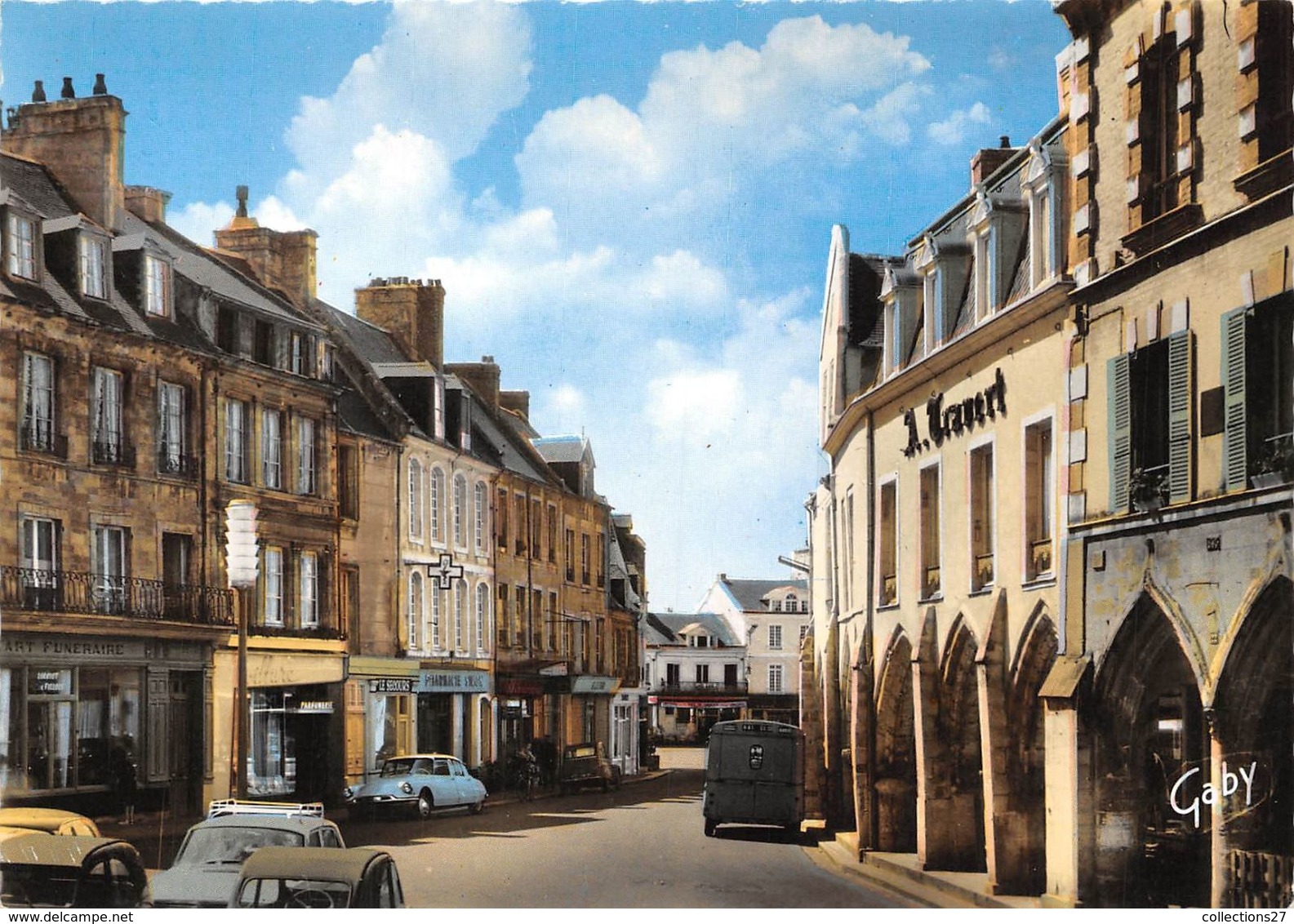 50-CARENTAN-LA PLACE DE LA REPUBLIQUE ET LES ARCADES - Carentan