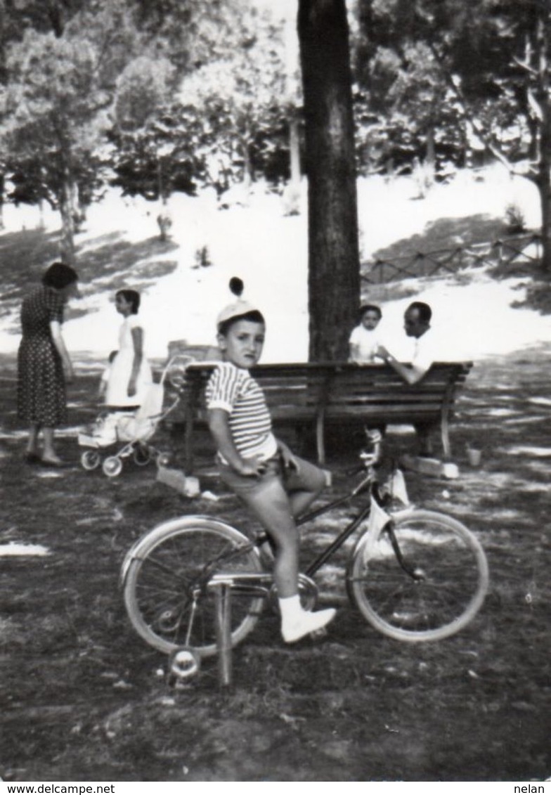 FOTO ORIGINALE-BAMBINO SU LA BICICLETTA ANNI-50 - Ciclismo