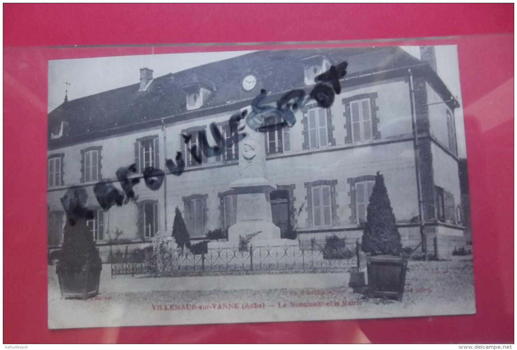 C P  Villemaur  Sur Vanne  Le   Monument  Et La Mairie - Monumenti Ai Caduti