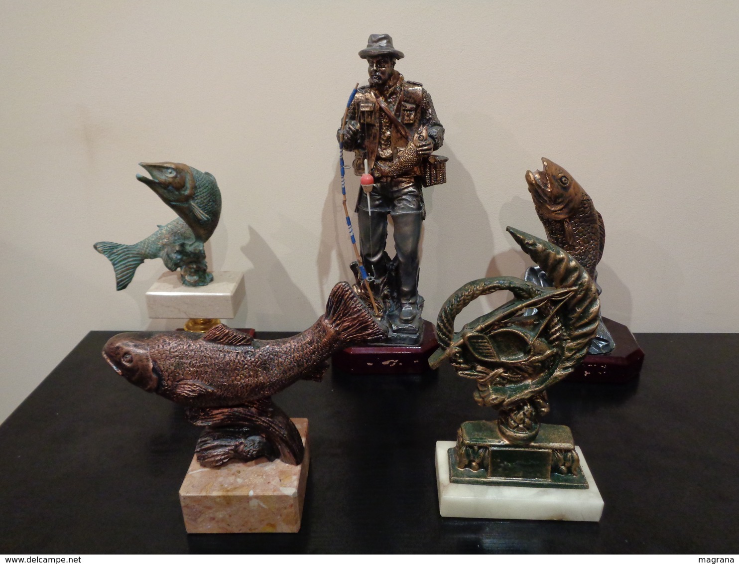 Grupo De 5 Trofeos De Pesca Y- Colección De 30 Revistas Feder Pesca España 2004-2007. - Pêche