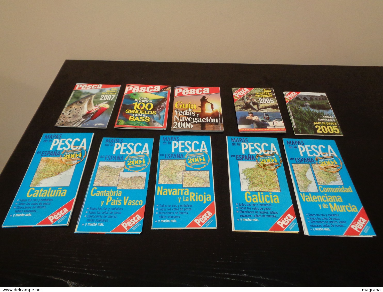 Grupo de 5 Trofeos de pesca y- Colección de 30 revistas Feder Pesca España 2004-2007.