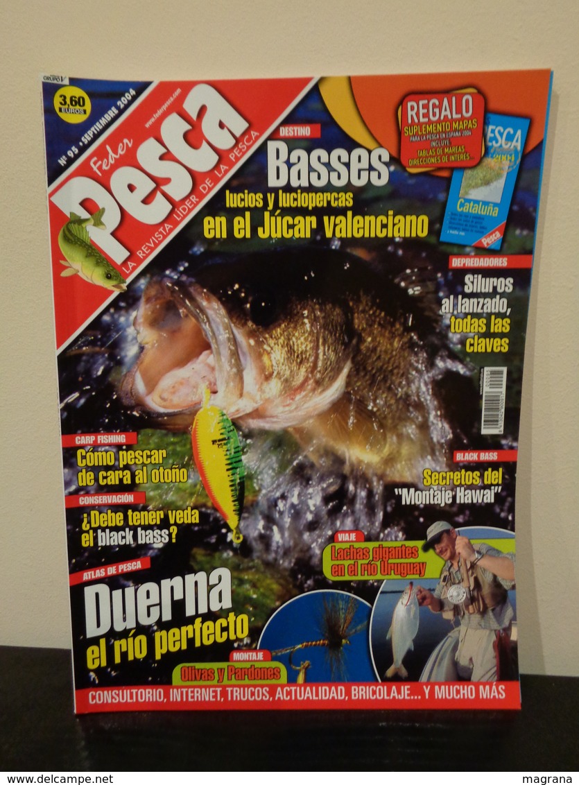 Grupo de 5 Trofeos de pesca y- Colección de 30 revistas Feder Pesca España 2004-2007.