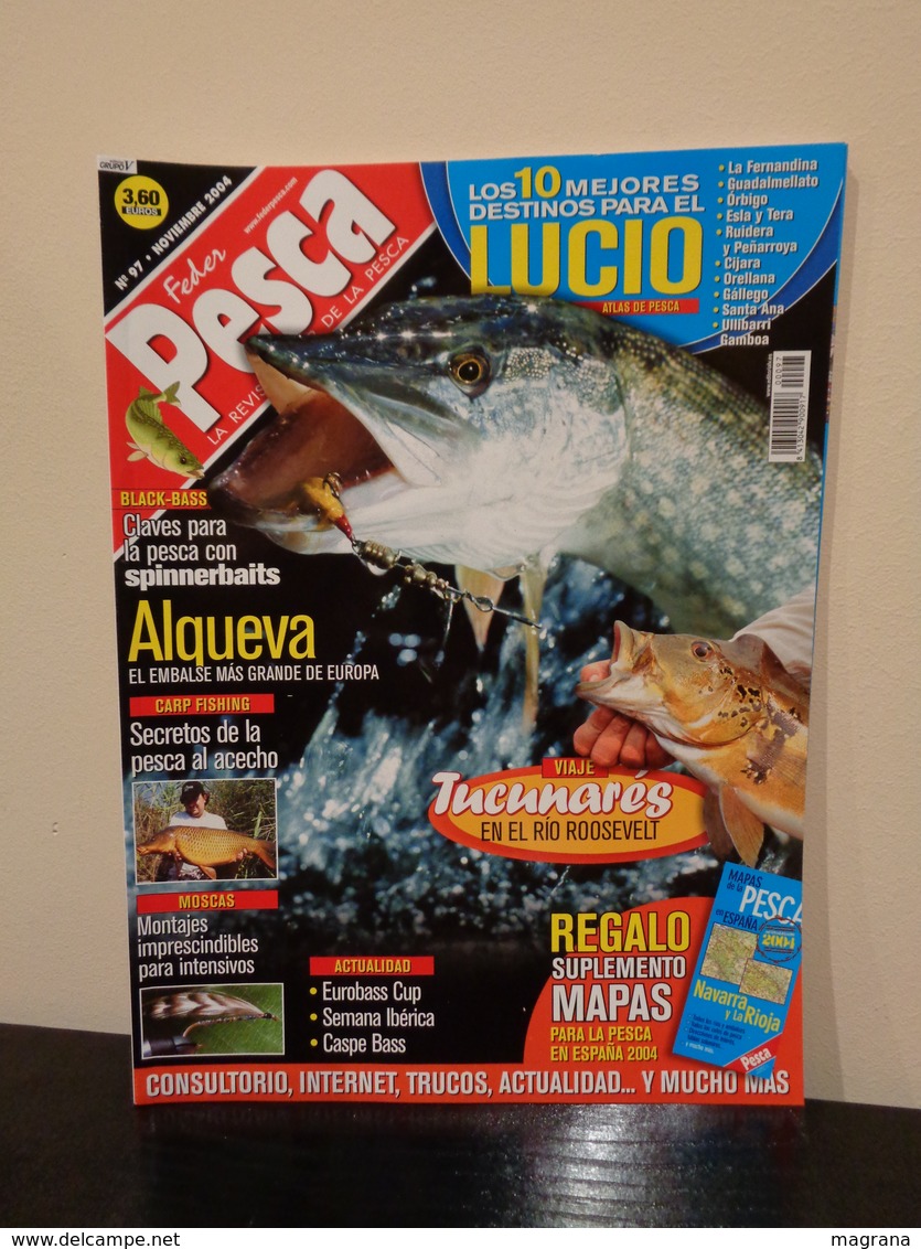 Grupo de 5 Trofeos de pesca y- Colección de 30 revistas Feder Pesca España 2004-2007.