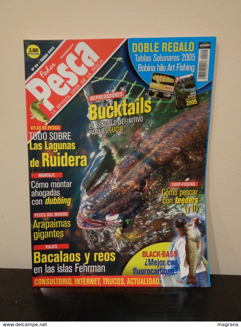 Grupo de 5 Trofeos de pesca y- Colección de 30 revistas Feder Pesca España 2004-2007.