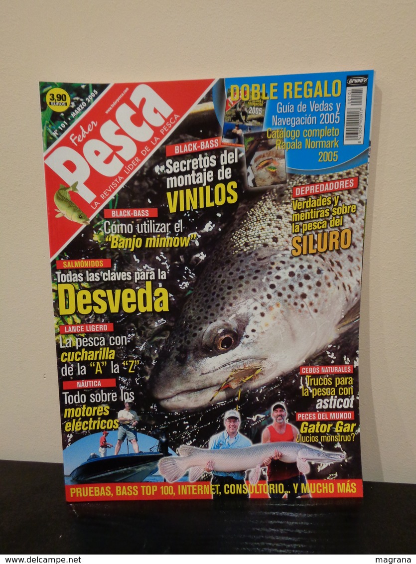 Grupo de 5 Trofeos de pesca y- Colección de 30 revistas Feder Pesca España 2004-2007.