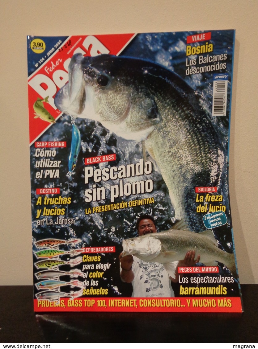 Grupo de 5 Trofeos de pesca y- Colección de 30 revistas Feder Pesca España 2004-2007.