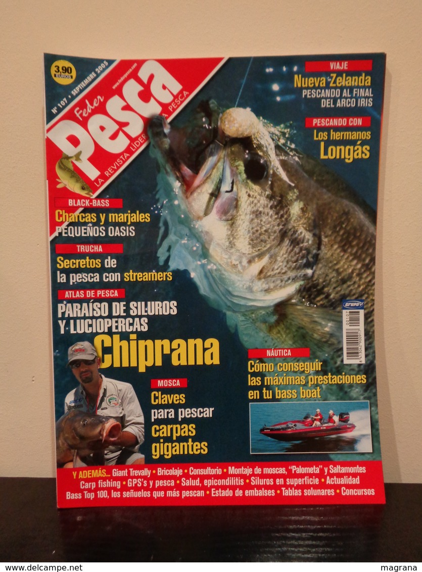 Grupo de 5 Trofeos de pesca y- Colección de 30 revistas Feder Pesca España 2004-2007.