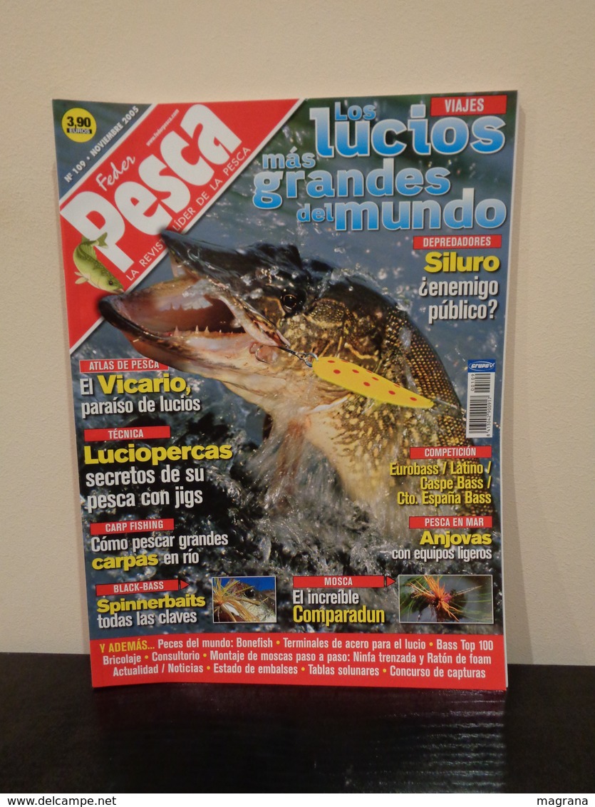 Grupo de 5 Trofeos de pesca y- Colección de 30 revistas Feder Pesca España 2004-2007.