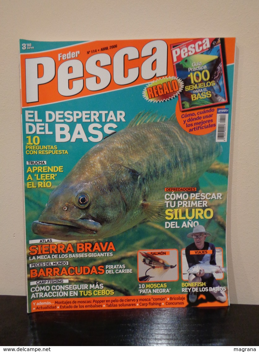 Grupo de 5 Trofeos de pesca y- Colección de 30 revistas Feder Pesca España 2004-2007.