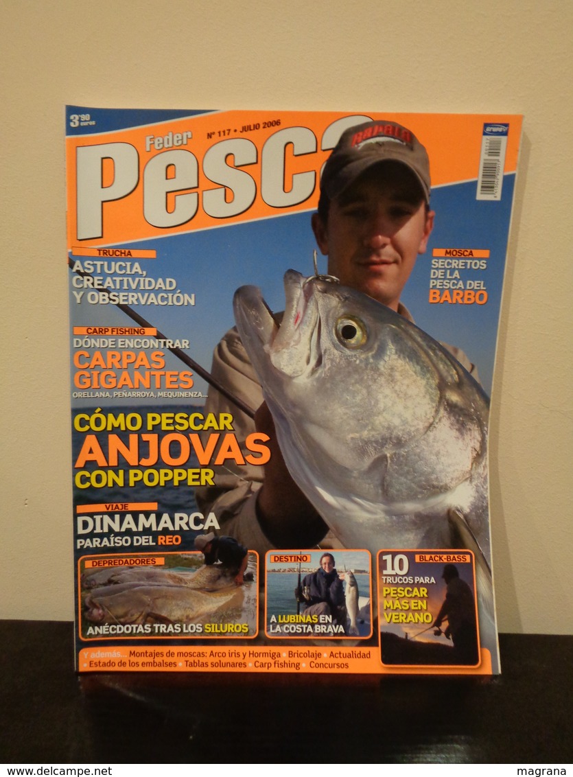 Grupo de 5 Trofeos de pesca y- Colección de 30 revistas Feder Pesca España 2004-2007.