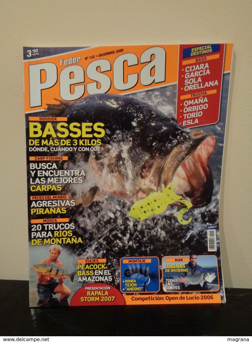 Grupo de 5 Trofeos de pesca y- Colección de 30 revistas Feder Pesca España 2004-2007.