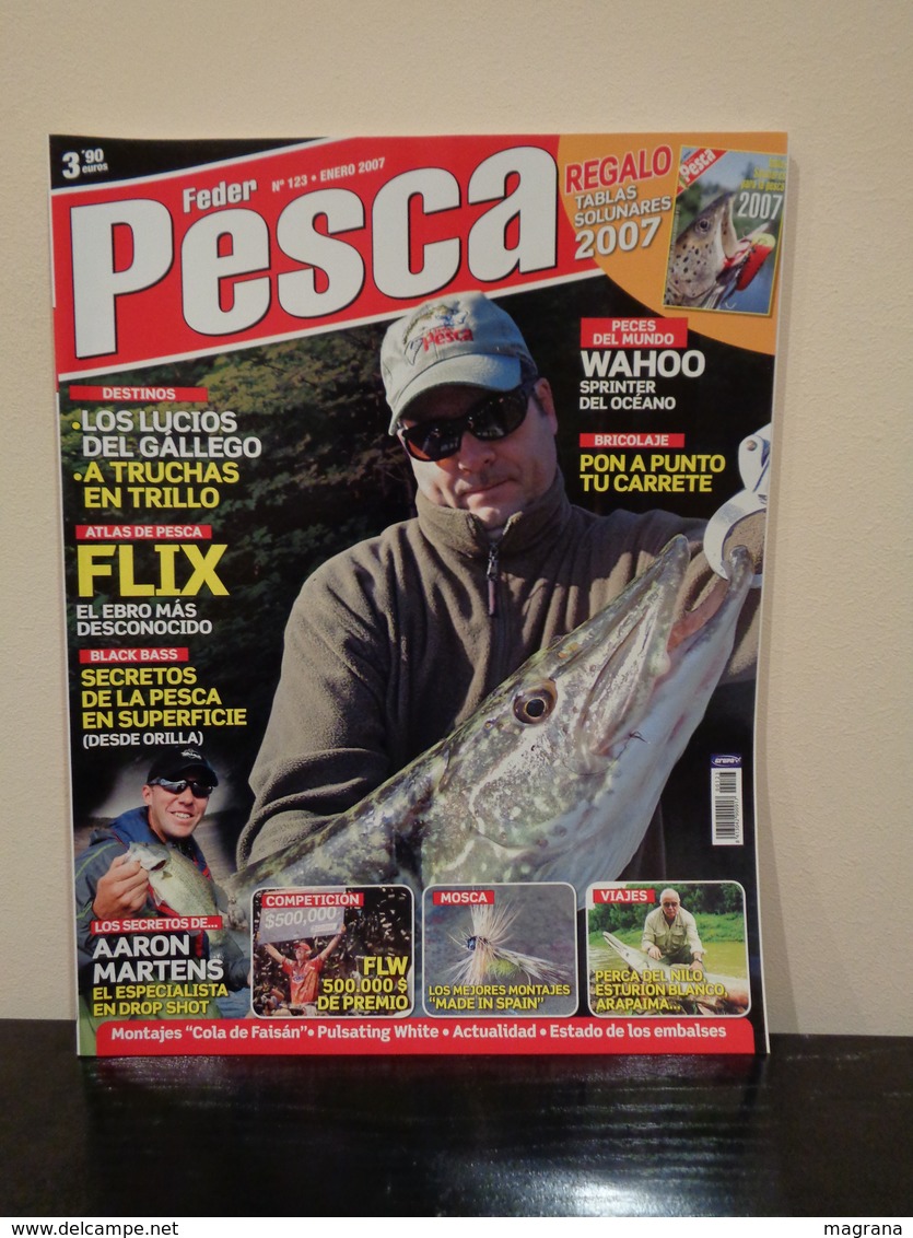 Grupo de 5 Trofeos de pesca y- Colección de 30 revistas Feder Pesca España 2004-2007.