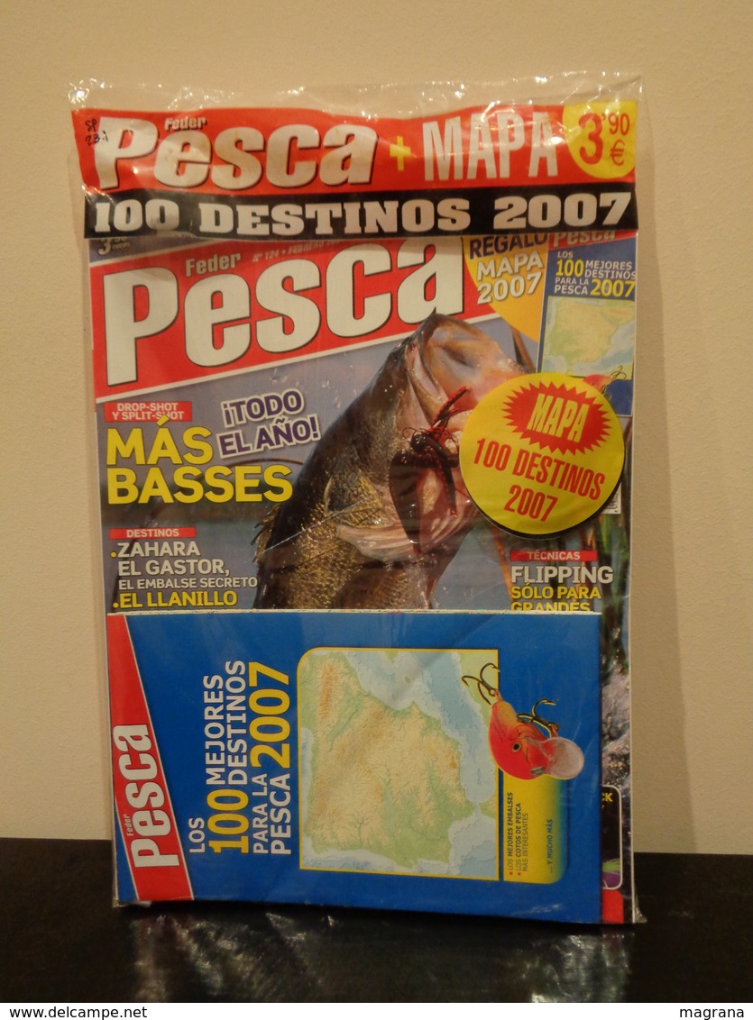 Grupo de 5 Trofeos de pesca y- Colección de 30 revistas Feder Pesca España 2004-2007.