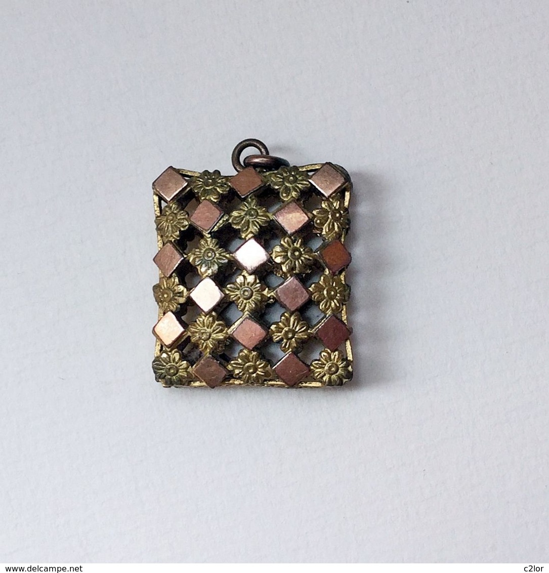 Ancien Pendentif Ajouré Forme Coussin En Métal Doré Deux Tons - Pendentifs