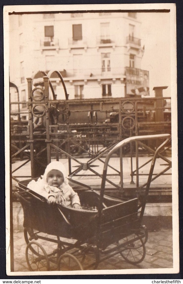 CARTE PHOTO RARE MONTEE VOLONTAIREMENT ? SURREALISME - BEBE EN POUSSETTE AU PERRON DEVANT LOCOMOTIVE - Photographie