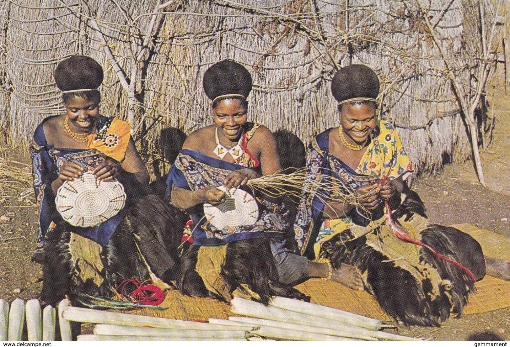 SWAZILAND - WOMEN MAKING SISAL BASKETS - Swaziland