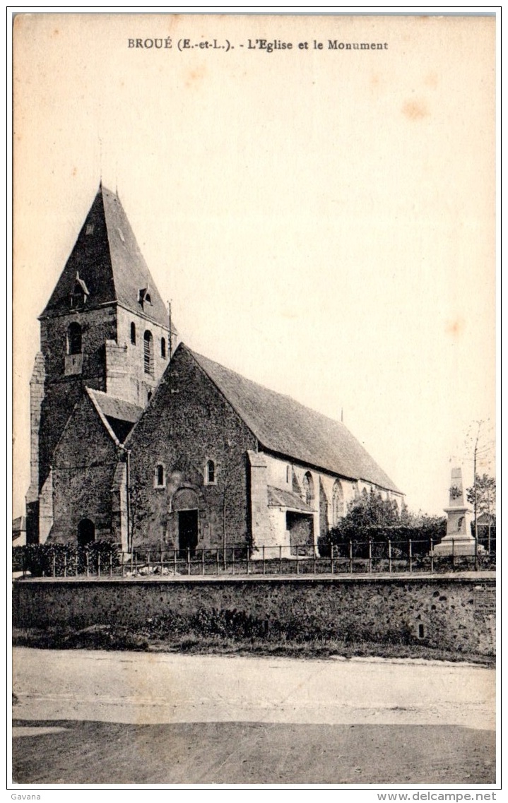 28 BROUE - L'église Et Le Monument - Autres & Non Classés