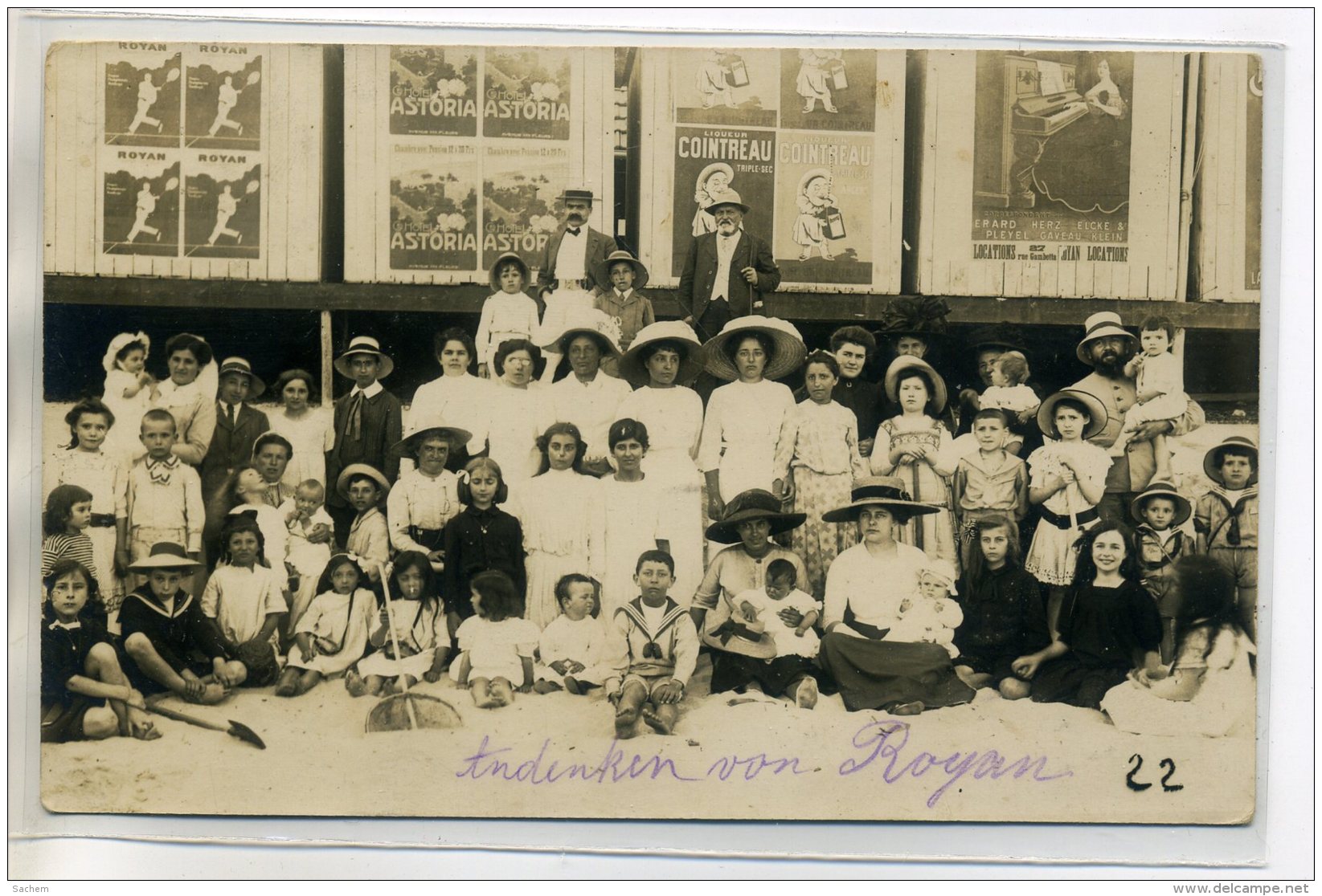 17 ROYAN Belle  CARTE PHOTO Groupe Plage Affiches PUBLICITES  Sur Cabines De Bains ?  /D11-S2018 - Royan