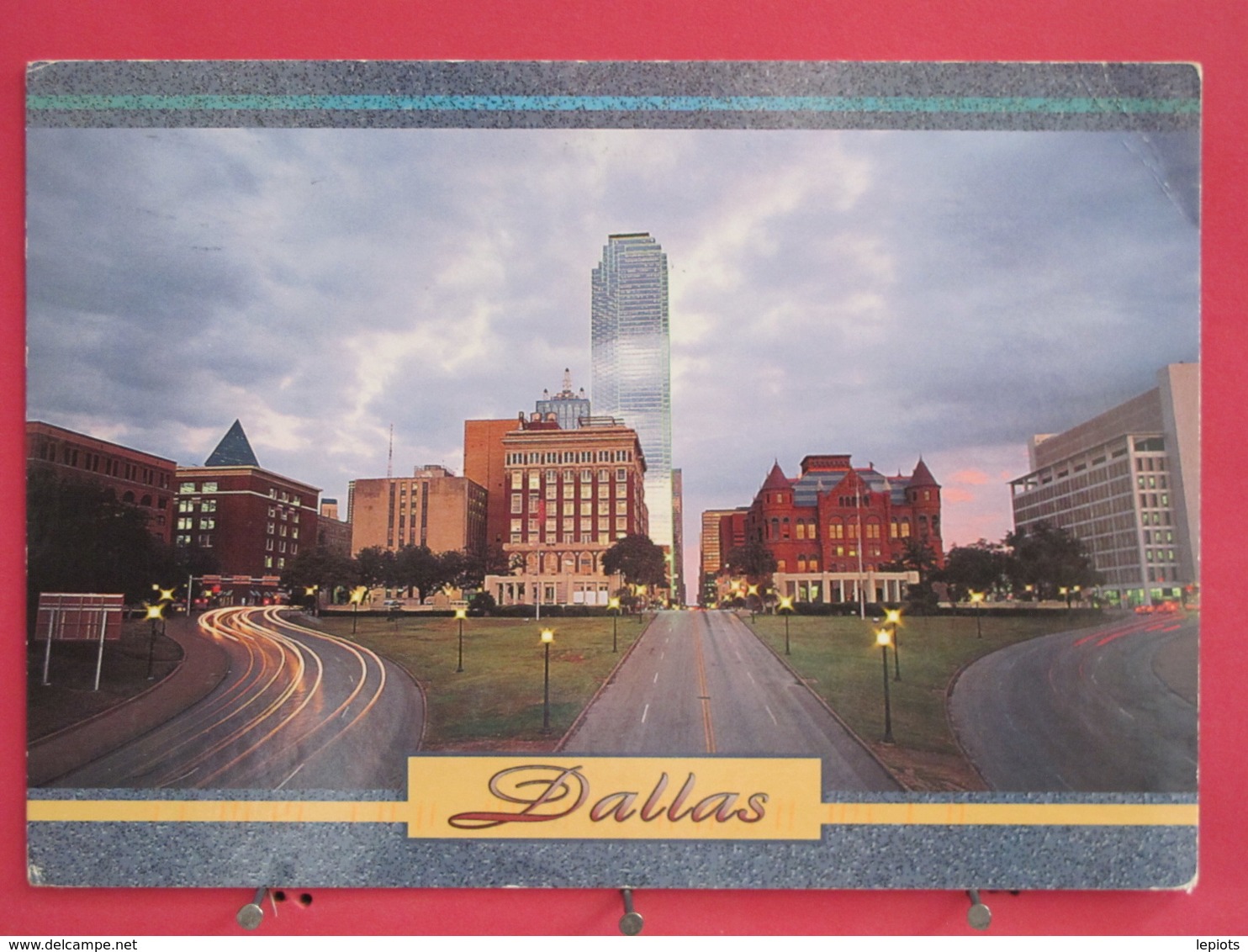 Etats Unis - Dallas - Looking Down Main Street - Joli Timbre - Scans Recto-verso - Dallas