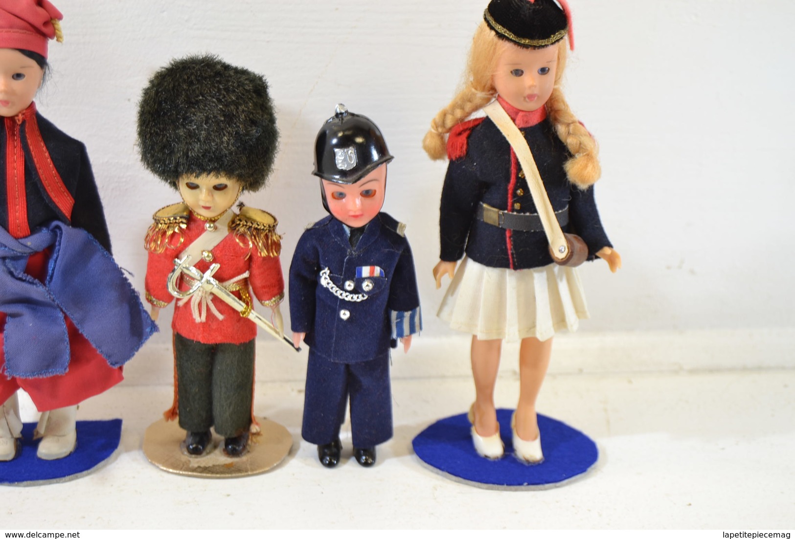 Lot 4 Poupées Vintage, Années 1960 - 1980. Bobby, Garde De La Reine, Cantinière, Cossac ? - Dolls