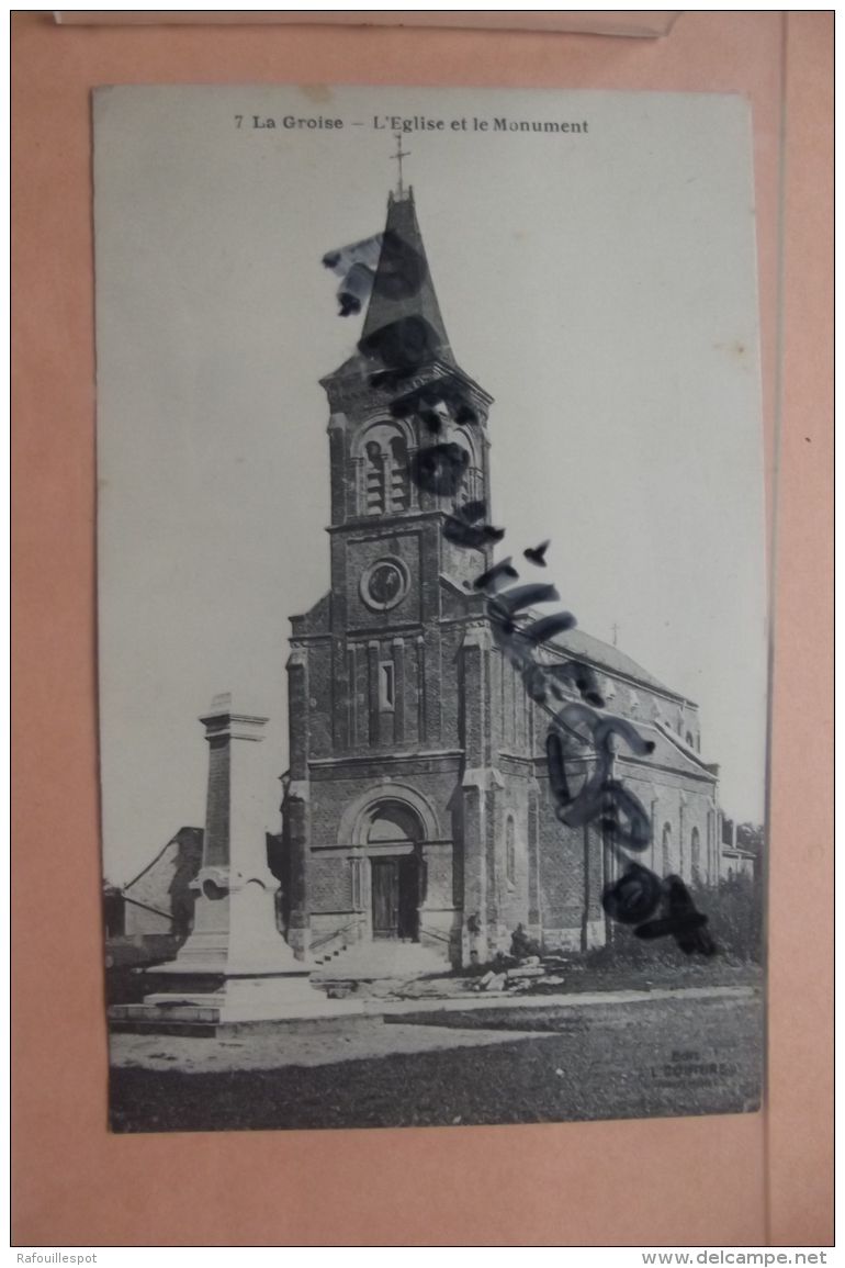 C P La Groise L'eglise Et Le   Monument  N 7 - Monuments Aux Morts