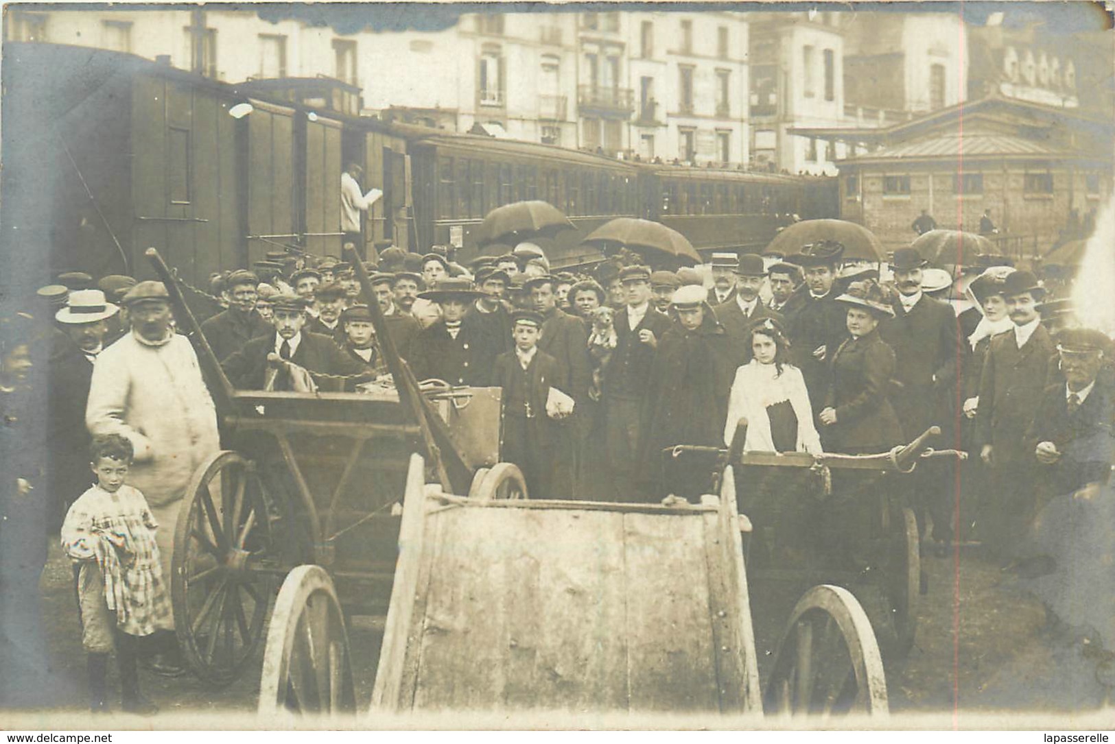 76-Dieppe Carte Photo : Gare Maritime Avec Trains, Voyageurs, Charettes - Dieppe