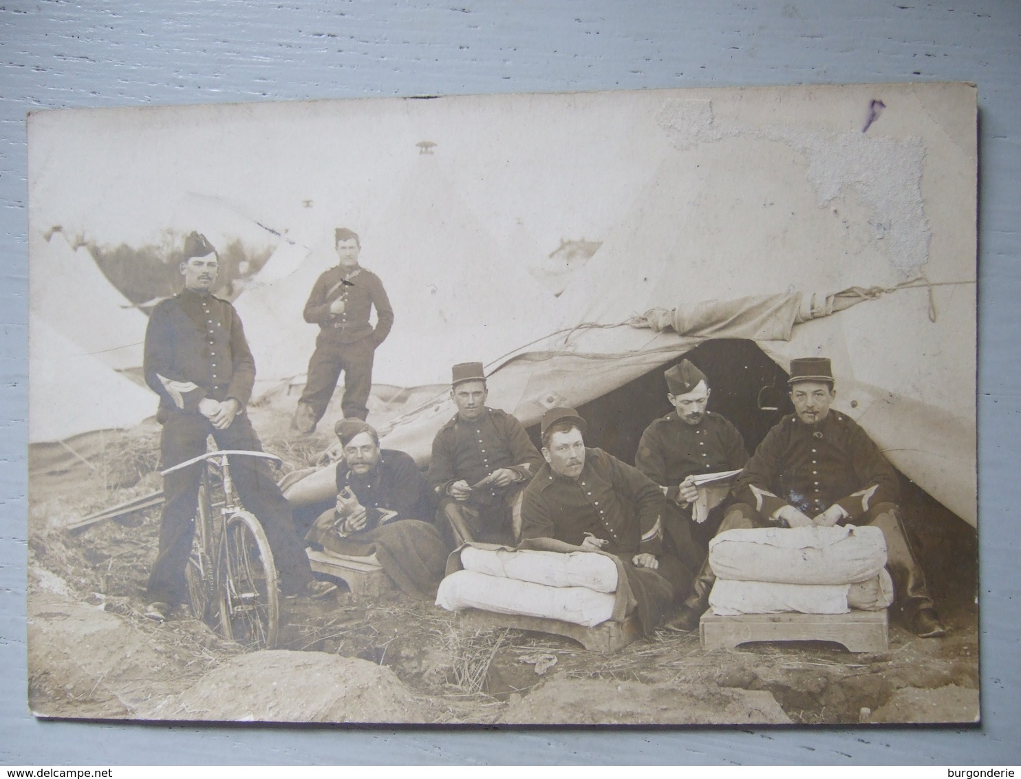 SOLDATS EN BIVOUAC / CARTE PHOTO 1907 / LEZE? - Uniformi