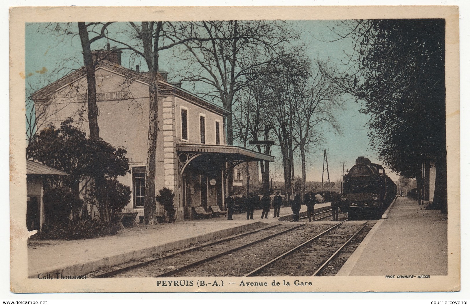 CPA - PEYRUIS (Basses Alpes) - Avenue De La Gare (Intérieur De La Gare, Avec Train) - Autres & Non Classés