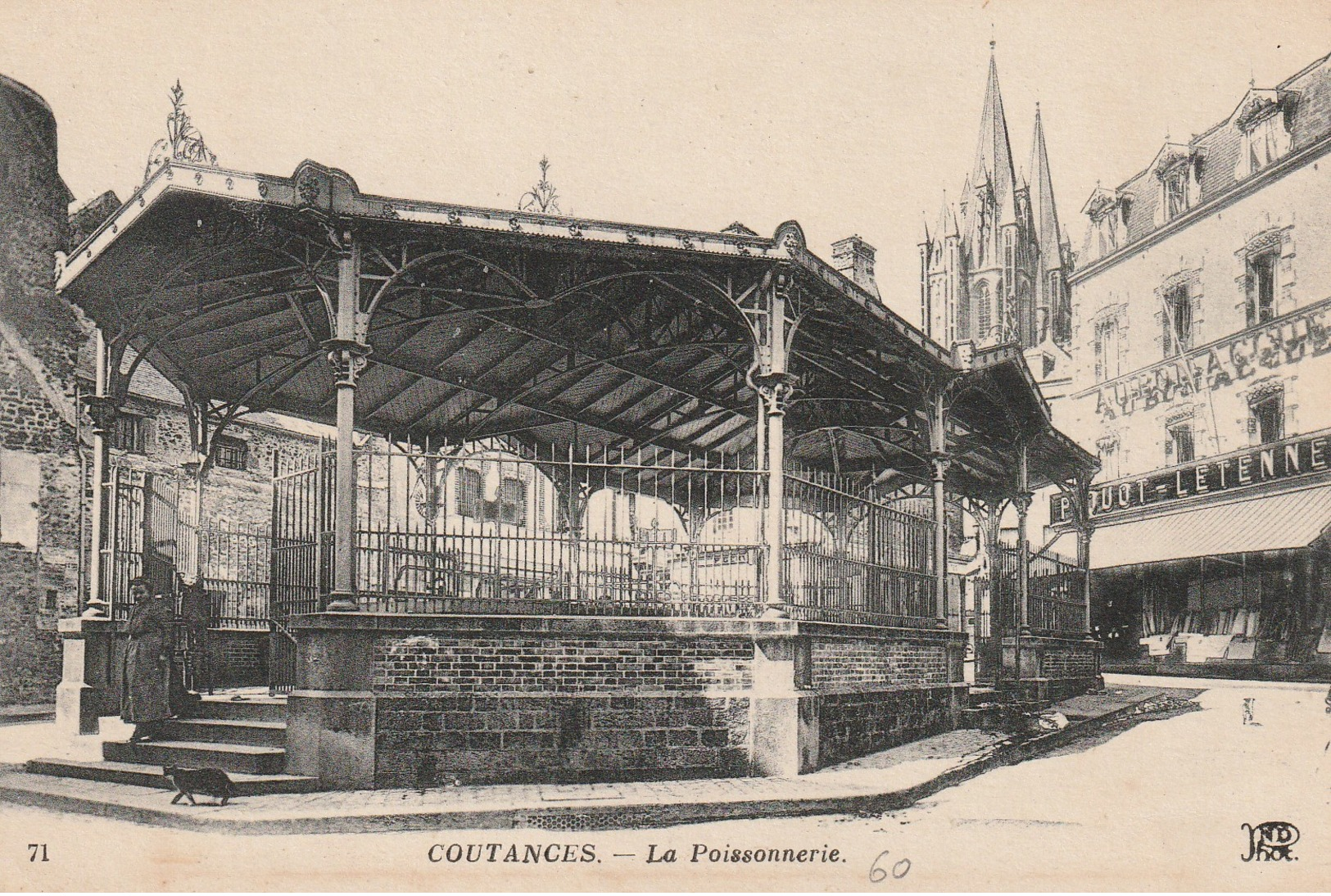 + CPA 50 Coutances - La Poissonnerie + - Coutances