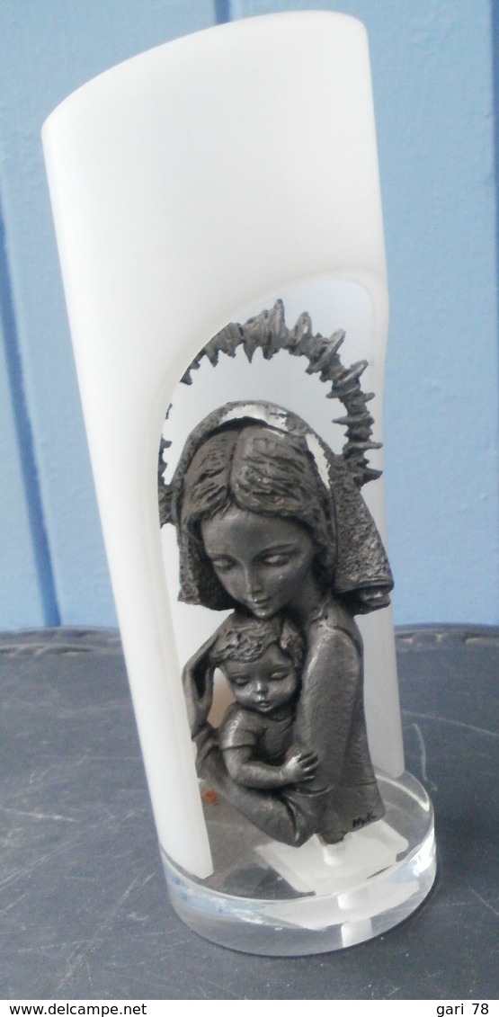 Statuette VIERGE MARIE Et JESUS En étain D'art, Ciselé Main, Dans Un Support Moitié Ouvert - Tins