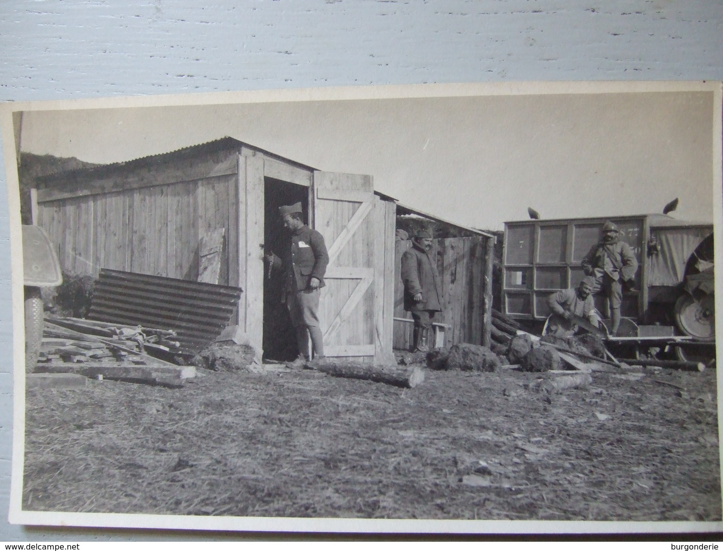 SOLDATS AU BARAQUEMENT / CARTE PHOTO - Guerra 1914-18