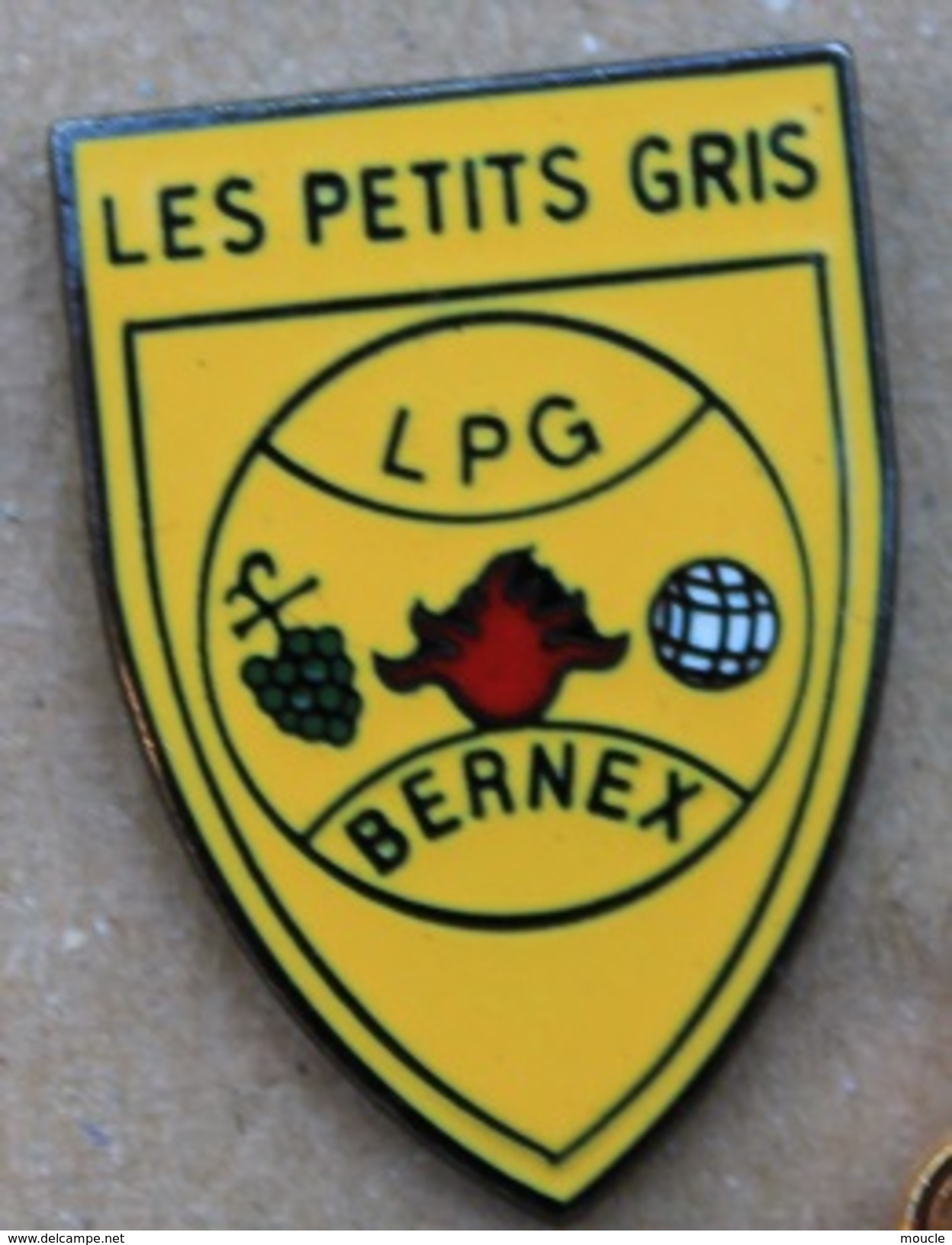 LES PETITS GRIS - LPG - CLUB DE PETANQUE - BERNEX - GENEVE - SUISSE - BOULE - RASINS  -            (ROSE) - Pétanque