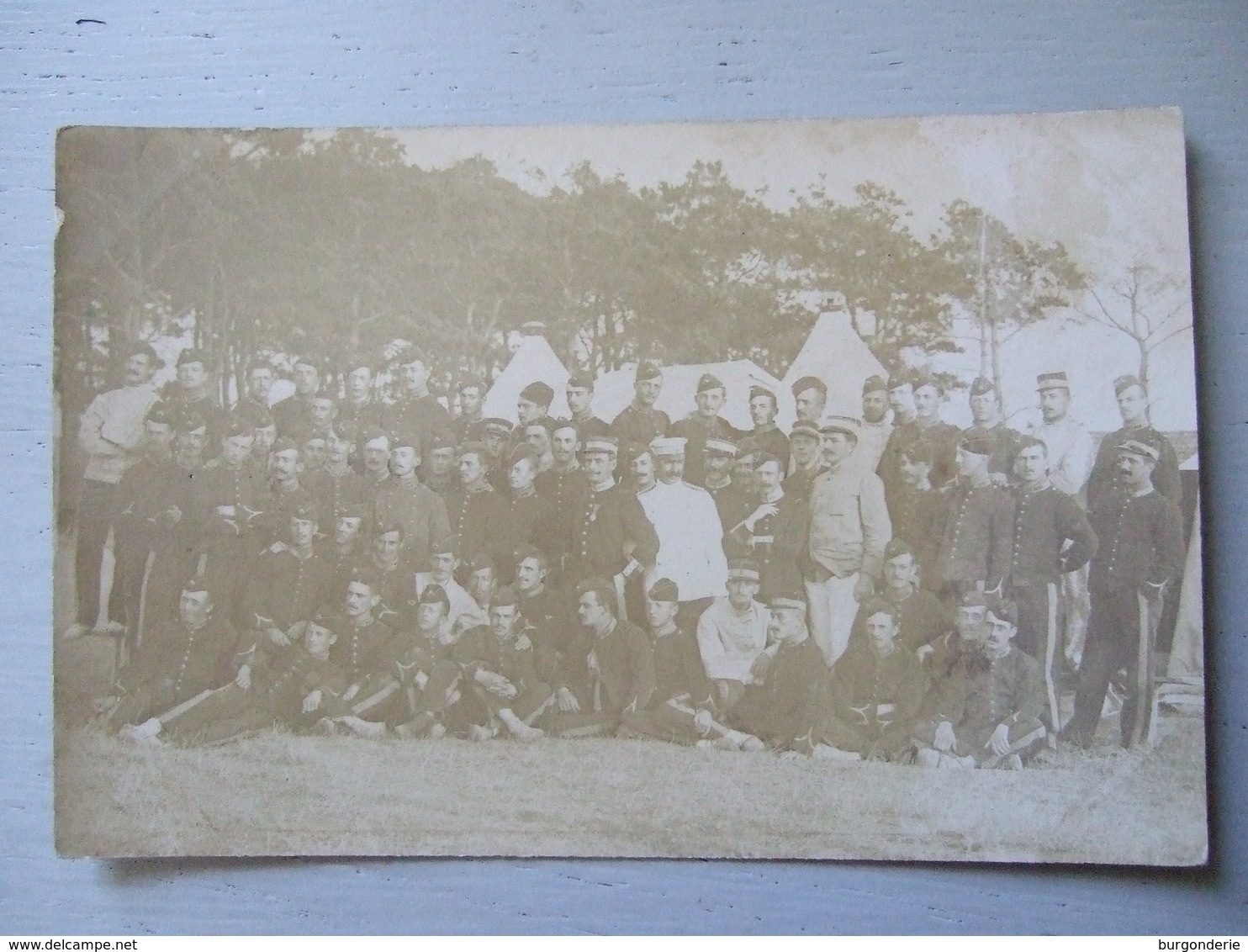 CARTE PHOTO D'UN REGIMENT A IDENTIFIER - Uniformi