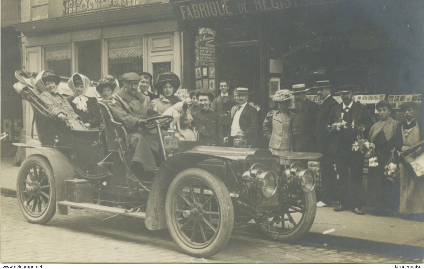 76 - Dieppe : Mr Marchand En Famille Devant Son Magasin .Carte Photo. - Dieppe