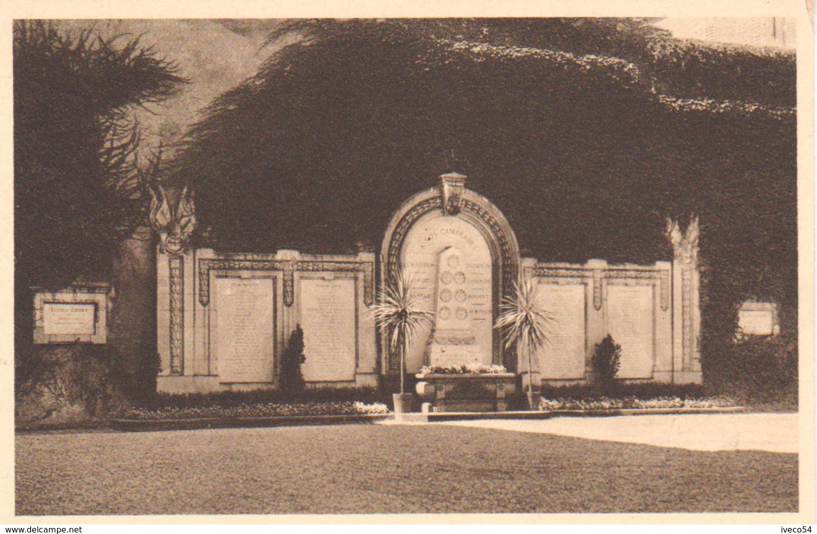 Nancy    " Ecole Nationale Des Eaux Et Forêts "  Monument Aux Morts ( 1870 /71 Et 1914 / 1918 ) - Nancy