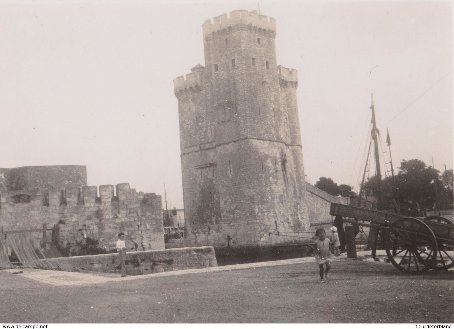 La Rochelle 17 - Photo Du Port, Tour De La Lanterne, Enfant, Charette - Lieux