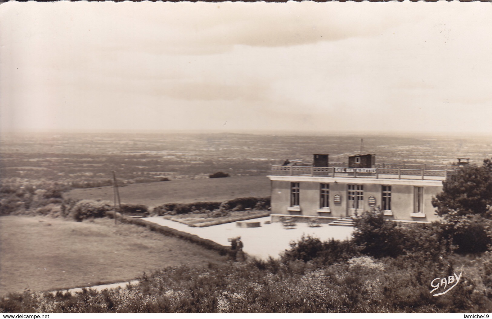 Les Herbiers (85) Café Restaurant Des Alouettes Et Vue Panoramique Aérienne Sur La Vendée Circulé Timbré 1952 - Les Herbiers