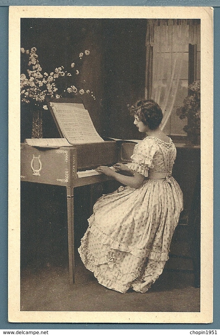 CPA - JEUNE FEMME AU PIANO - Donne