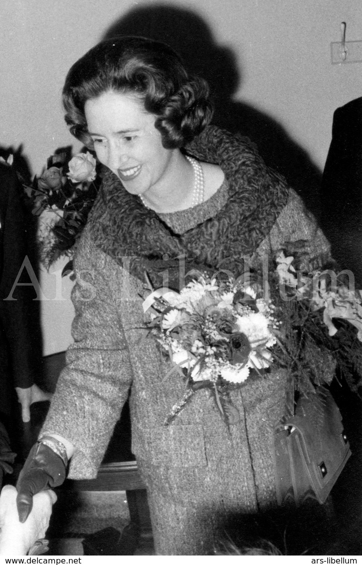 Postcard / ROYALTY / België / Belgique / Koningin Fabiola / Reine Fabiola / Etterbeek / Au War Memorial / 1962 - Etterbeek